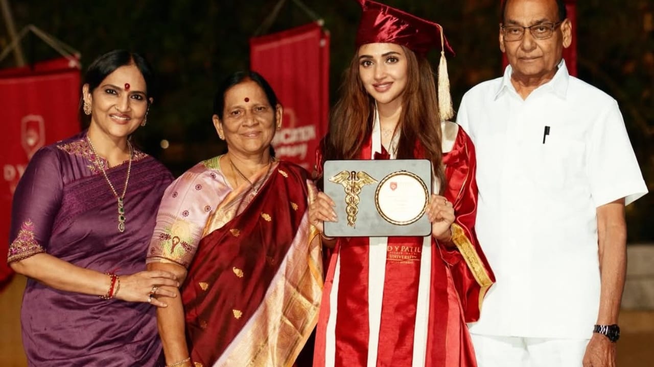 2020ರಲ್ಲಿ ಎಂಬಿಬಿಎಸ್ ಪದವಿ ಆರಂಭಿಸಿದ ನಟಿ ಶ್ರೀಲೀಲಾ ಇದೀಗ ಪದವಿ ಮುಗಿಸಿದ್ದು, ಘಟಿಕೋತ್ಸವದ ಚಿತ್ರಗಳನ್ನು ಸಾಮಾಜಿಕ ಜಾಲತಾಣಗಳಲ್ಲಿ ಹಂಚಿಕೊಂಡಿದ್ದಾರೆ.