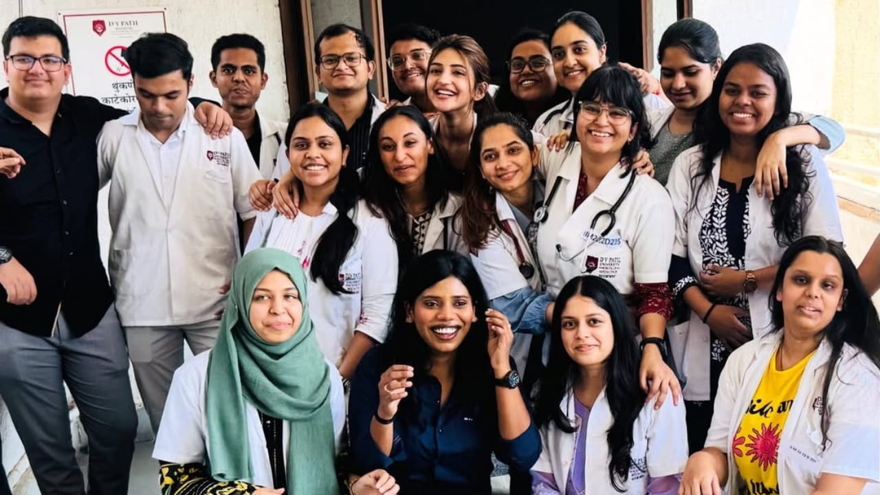 ಜೊತೆಗೆ ತಮ್ಮ ಸಹಪಾಠಿಗಳೊಟ್ಟಿಗಿನ ಚಿತ್ರಗಳನ್ನು, ಕಾಲೇಜು ದಿನದ ಚಿತ್ರಗಳನ್ನು ಸಹ ನಟಿ ಶ್ರೀಲೀಲಾ ಹಂಚಿಕೊಂಡಿದ್ದಾರೆ.