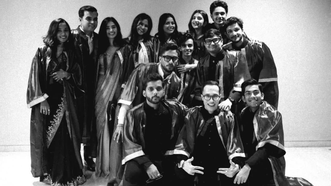 ತಮ್ಮನ್ನು ತಾವು ಅಭಿಮಾನಿಗಳಿಗೆ ಮತ್ತೆ ಪರಿಚಯ ಮಾಡಿಕೊಂಡಿರುವ ಶ್ರೀಲೀಲಾ, ಈ ಬಾರಿ ಡಾ ಶ್ರೀಲೀಲಾ ಎಂದು ಪರಿಚಯ ಮಾಡಿಕೊಂಡಿದ್ದಾರೆ. ನಟಿಯ ಚಿತ್ರಗಳು ಇಲ್ಲಿವೆ ನೋಡಿ...