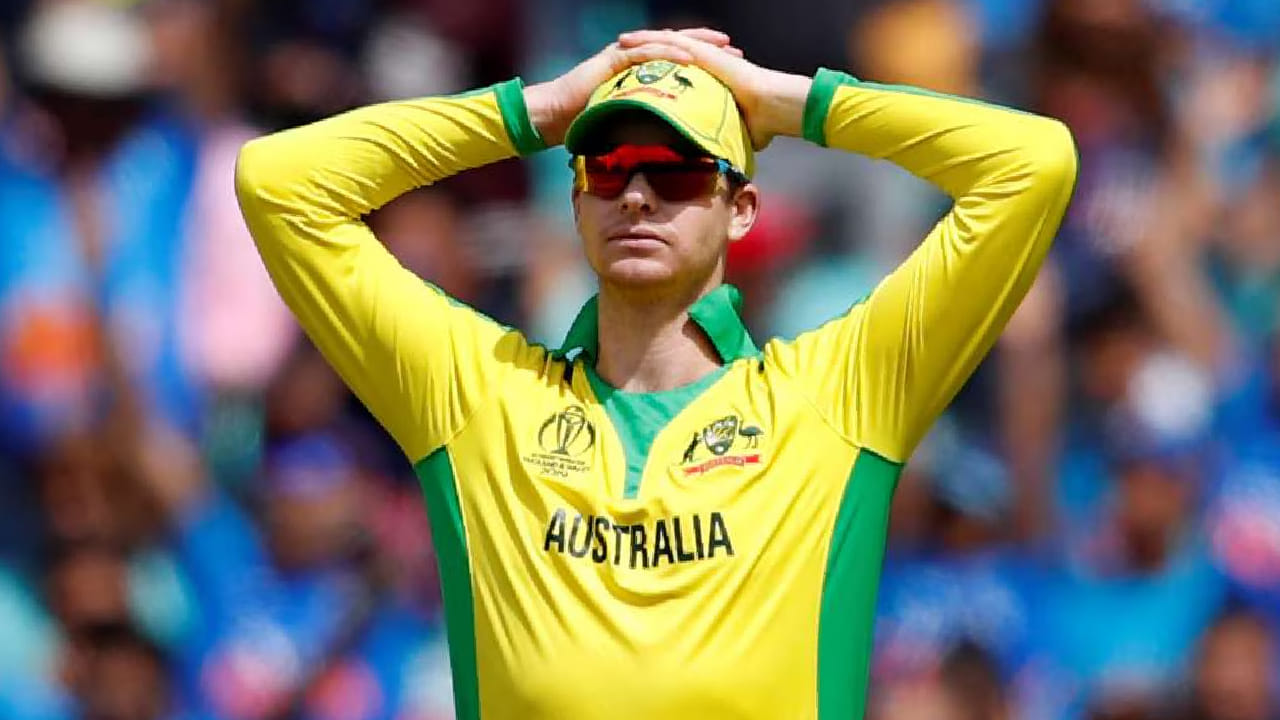 T20 World Cup 2026: ಟಿ20 ವಿಶ್ವಕಪ್​ಗೆ ಸ್ಟೀವ್ ಸ್ಮಿತ್ (Steve Smith) ಎಂಟ್ರಿ ಕೊಟ್ಟಿದ್ದಾರೆ. ಆದರೆ ಈ ಎಂಟ್ರಿಗೂ ಮುನ್ನವೇ ಆಸ್ಟ್ರೇಲಿಯಾ ತಂಡ ಟಿ20 ವಿಶ್ವಕಪ್​ನಿಂದ ಹೊರಬಿದ್ದಿದೆ. ಈ ಬಾರಿಯ ವಿಶ್ವಕಪ್ ತಂಡದಲ್ಲಿ ಸ್ಟೀವ್ ಸ್ಮಿತ್​ಗೆ ಸ್ಥಾನ ಲಭಿಸಿರಲಿಲ್ಲ. ಆದರೆ ಝಿಂಬಾಬ್ವೆ ವಿರುದ್ಧದ ಪಂದ್ಯದ ಬಳಿಕ ಮಿಚೆಲ್ ಮಾರ್ಷ್​​ ಗಾಯಗೊಂಡಿದ್ದ ಹಿನ್ನಲೆಯಲ್ಲಿ ಸ್ಮಿತ್ ಅವರನ್ನು ಮೀಸಲು ಆಟಗಾರರನಾಗಿ ಆಯ್ಕೆ ಮಾಡಲಾಗಿತ್ತು.