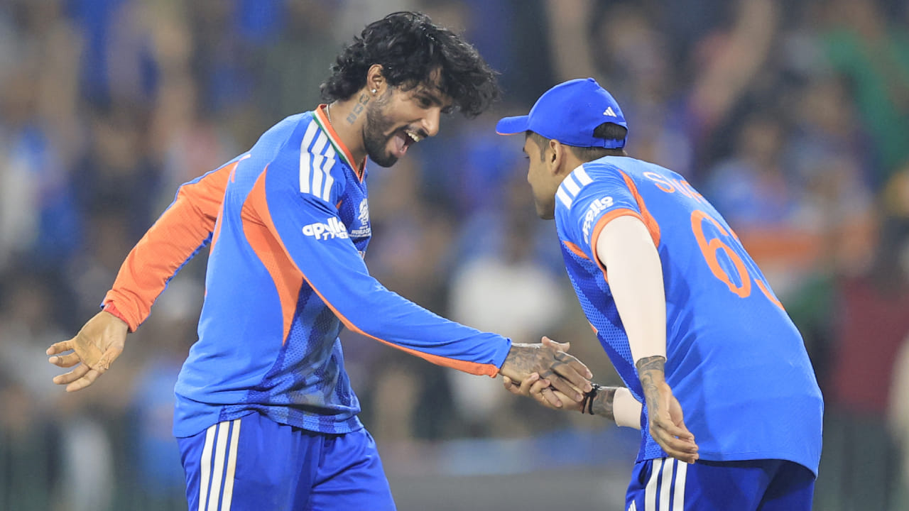 ಇದೀಗ ಸೂರ್ಯಕುಮಾರ್ ಯಾದವ್ ನಾಯಕತ್ವದಲ್ಲಿ ಟೀಂ ಇಂಡಿಯಾ 2026 ರ ಟಿ 20 ವಿಶ್ವಕಪ್ನಲ್ಲಿ ಅಸಾಧಾರಣ ಪ್ರದರ್ಶನ ನೀಡಿದೆ. ಫೆಬ್ರವರಿ 15 ರಂದು ನಡೆದ ಪಂದ್ಯದಲ್ಲಿ ಪಾಕಿಸ್ತಾನವನ್ನು ಏಕಪಕ್ಷೀಯವಾಗಿ ಸೋಲಿಸಿತು. ಈ ಗೆಲುವಿನೊಂದಿಗೆ ನಾಯಕ ಸೂರ್ಯಕುಮಾರ್ ಯಾದವ್, ಅಂತರರಾಷ್ಟ್ರೀಯ ಟಿ20 ಕ್ರಿಕೆಟ್ನಲ್ಲಿ ವಿಶಿಷ್ಠ ದಾಖಲೆಯನ್ನು ಬರೆದಿದ್ದಾರೆ.