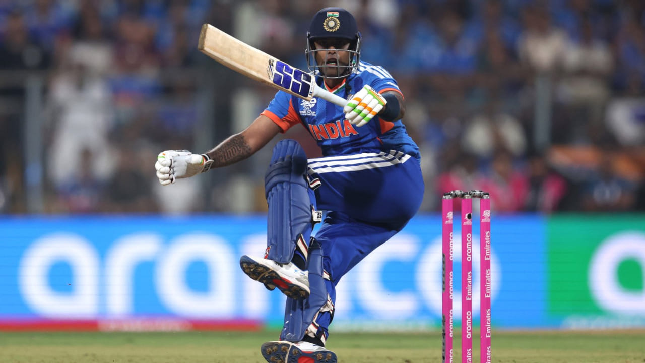 ಒಂದೆಡೆ ಒಂದರ ಹಿಂದೆ ಒಂದರಂತೆ ವಿಕೆಟ್ ಉರುಳುತ್ತಿರುವಾಗ ಎಚ್ಚರಿಕೆಯಿಂದ ಬ್ಯಾಟಿಂಗ್ ಮಾಡಿದ ನಾಯಕ ಸೂರ್ಯಕುಮಾರ್ ತಂಡದ ಇನ್ನಿಂಗ್ಸ್ ಸ್ಥಿರಗೊಳಿಸಿದರು. ಇದರ ಜೊತೆಗೆ ಸೂರ್ಯಕುಮಾರ್ ಕೇವಲ 37 ಎಸೆತಗಳಲ್ಲಿ ಏಳು ಬೌಂಡರಿ ಮತ್ತು ಒಂದು ಸಿಕ್ಸರ್ ಸಹಾಯದಿಂದ ಅರ್ಧಶತಕ ಪೂರೈಸಿದರು. ಹಾಗೆಯೇ ತಂಡವನ್ನು ಕೂಡ 100 ರನ್​ಗಳ ಗಡಿ ದಾಟಿಸಿದರು.