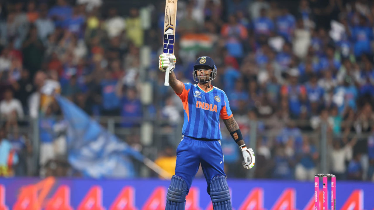 ಪವರ್‌ಪ್ಲೇನಲ್ಲಿಯೇ ಬ್ಯಾಟಿಂಗ್​ಗೆ ಬಂದ ಸೂರ್ಯಕುಮಾರ್ ಯಾದವ್ 49 ಎಸೆತಗಳಲ್ಲಿ 10 ಬೌಂಡರಿ ಮತ್ತು 4 ಸಿಕ್ಸರ್‌ಗಳ ಸಹಾಯದಿಂದ 84 ರನ್ ಬಾರಿಸಿ ಅಜೇಯರಾಗಿ ಉಳಿದರು. ಸೂರ್ಯಕುಮಾರ್ ಅವರ ಈ 84 ರನ್​ಗಳ ಕಾಣಿಕೆಯಿಂದ ಭಾರತ ತಂಡ 20 ಓವರ್‌ಗಳಲ್ಲಿ 9 ವಿಕೆಟ್‌ಗಳ ನಷ್ಟಕ್ಕೆ 161 ರನ್ ಗಳಿಸುವಲ್ಲಿ ಯಶಸ್ವಿಯಾಯಿತು. ಸೂರ್ಯಕುಮಾರ್ ಹೊರತುಪಡಿಸಿ ತಂಡದ ಬೇರೆ ಯಾವುದೇ ಬ್ಯಾಟ್ಸ್‌ಮನ್ 30 ರನ್ ಗಳಿಸಲು ಸಾಧ್ಯವಾಗಲಿಲ್ಲ.