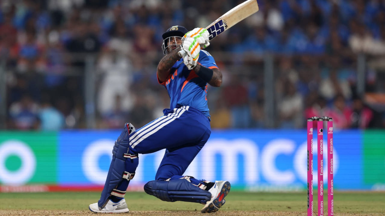 ಆರಂಭಿಕ ಜೋಡಿ ಮತ್ತು ಮಧ್ಯಮ ಕ್ರಮಾಂಕದ ಬ್ಯಾಟ್ಸ್‌ಮನ್‌ಗಳು ಬೇಗನೆ ವಿಕೆಟ್ ಒಪ್ಪಿಸಿದರು. ಪರಿಣಾಮವಾಗಿ ಆರನೇ ವಿಕೆಟ್ ಪತನಕ್ಕೆ ತಂಡದ ಸ್ಕೋರ್​ಬೋರ್ಡ್​ನಲ್ಲಿ ಇದಿದ್ದು ಕೇವಲ 77 ರನ್‌. ಈ ಹಂತದಲ್ಲಿ, ಅಮೆರಿಕದ ಬೌಲರ್‌ಗಳು ಅದ್ಭುತ ಪ್ರದರ್ಶನ ನೀಡಿ ಒತ್ತಡವನ್ನು ಕಾಯ್ದುಕೊಂಡಿದ್ದರಿಂದ ಭಾರತ ತಂಡವು ತೀವ್ರ ಸಂಕಷ್ಟಕ್ಕೆ ಸಿಲುಕಿತು. ಆದಾಗ್ಯೂ, ನಾಯಕ ಸೂರ್ಯಕುಮಾರ್ ಯಾದವ್ ಏಕಾಂಗಿ ಹೋರಾಟ ನೀಡಿ ಅರ್ಧಶತಕದ ಇನ್ನಿಂಗ್ಸ್ ಆಡಿದರು.