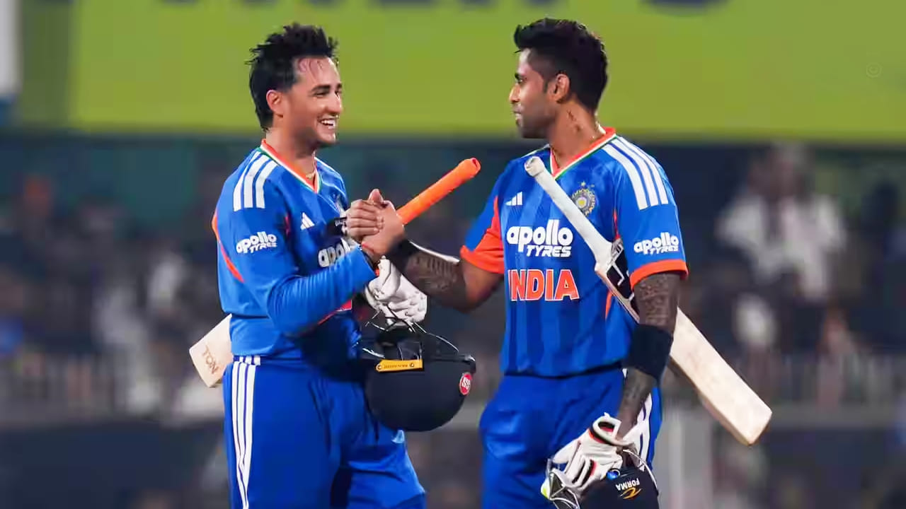 ಈ ಭರ್ಜರಿ ದಾಖಲೆ ಟೀಮ್ ಇಂಡಿಯಾದ ಹೆಸರಿನಲ್ಲಿದೆ. ಭಾರತ ತಂಡವು ನಮೀಬಿಯ ವಿರುದ್ಧದ ಪಂದ್ಯದಲ್ಲಿ ಕೇವಲ 6.5 ಓವರ್​​ಗಳಲ್ಲಿ 100 ರನ್ ಕಲೆಹಾಕುವ ಮೂಲಕ ಈ ವಿಶ್ವ ದಾಖಲೆ ಬರೆದಿದೆ. ಈ ದಾಖಲೆಯನ್ನು ಮುರಿಯುವ ಅತ್ಯುತ್ತಮ ಅವಕಾಶ ಸೌತ್ ಆಫ್ರಿಕಾ ತಂಡದ ಮುಂದಿತ್ತು.