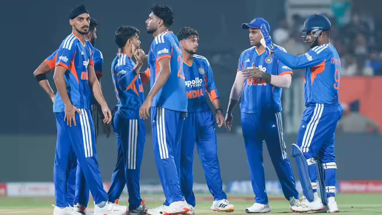 ಆದರೆ ಅತ್ತ ಟೀಮ್ ಇಂಡಿಯಾದಲ್ಲಿ ವೇಗಿಗಳಾಗಿ ಜಸ್​ಪ್ರೀತ್ ಬುಮ್ರಾ ಹಾಗೂ ಅರ್ಷದೀಪ್ ಸಿಂಗ್ ಇದ್ದು, ಇವರೊಂದಿಗೆ ಹಾರ್ದಿಕ್ ಪಾಂಡ್ಯ ಹಾಗೂ ಶಿವಂ ದುಬೆ ಕೂಡ ಕೈ ಜೋಡಿಸಲಿದ್ದಾರೆ. ಹೀಗಾಗಿ ಇಂದಿನ ಮ್ಯಾಚ್​ನಲ್ಲಿ ಮೊಹಮ್ಮದ್ ಸಿರಾಜ್ ಕಾಣಿಸಿಕೊಳ್ಳುವ ಸಾಧ್ಯತೆ ಇಲ್ಲ ಎನ್ನಬಹುದು. ಹೀಗಾಗಿ ಉಳಿದ ಪಂದ್ಯಗಳಲ್ಲಿ ಮೂರನೇ ವೇಗಿಯಾಗಿ ಸಿರಾಜ್ ಕಣಕ್ಕಿಳಿಯಬಹುದು.