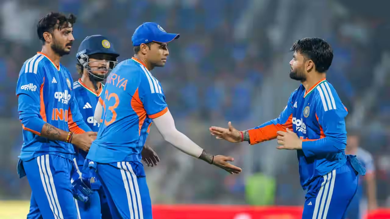 ಇನ್ನು ಈ ಪಂದ್ಯದಲ್ಲಿ ಟೀಮ್ ಇಂಡಿಯಾ ನೀಡಿದ 272 ರನ್​ಗಳ ಕಠಿಣ ಗುರಿ ಬೆನ್ನತ್ತಿದ ನ್ಯೂಝಿಲೆಂಡ್ ತಂಡವು ದಿಟ್ಟ ಹೋರಾಟವನ್ನೇ ಪ್ರದರ್ಶಿಸಿತು. ಇದಾಗ್ಯೂ 19.4 ಓವರ್​​ಗಳಲ್ಲಿ ಕಿವೀಸ್ ಪಡೆಯನ್ನು 225 ರನ್​ಗಳಿಗೆ ಆಲೌಟ್ ಮಾಡುವ ಮೂಲಕ ಟೀಮ್ ಇಂಡಿಯಾ 46 ರನ್​ಗಳ ಗೆಲುವು ದಾಖಲಿಸುವಲ್ಲಿ ಯಶಸ್ವಿಯಾಗಿದೆ.