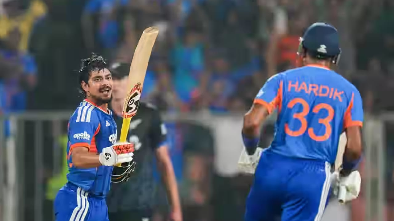 ನ್ಯೂಝಿಲೆಂಡ್ ವಿರುದ್ಧದ ಈ ಸರಣಿಯಲ್ಲಿ ಟೀಮ್ ಇಂಡಿಯಾ ಬ್ಯಾಟರ್ಗಳು ಸಿಡಿಸಿರುವ ಸಿಕ್ಸರ್ಗಳ ಸಂಖ್ಯೆ ಬರೋಬ್ಬರಿ 69 ಎಂದರೆ ನಂಬಲೇಬೇಕು. ಈ ಮೂಲಕ ಸರಣಿಯೊಂದರಲ್ಲಿ ಅತ್ಯಧಿಕ ಸಿಕ್ಸ್ ಸಿಡಿಸಿದ ತಂಡ ಎಂಬ ವಿಶ್ವ ದಾಖಲೆಯನ್ನು ಭಾರತೀಯ ಬ್ಯಾಟರ್ಗಳು ತಮ್ಮದಾಗಿಸಿಕೊಂಡಿದ್ದಾರೆ.