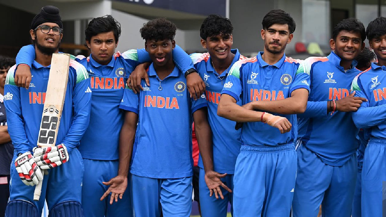 ಅದರಲ್ಲೂ ಸತತ 6ನೇ ಬಾರಿಗೆ ಫೈನಲ್​ಗೆ ಪ್ರವೇಶಿಸಿದೆ. ಅಂದರೆ ಕಳೆದ 5 ಆವೃತ್ತಿಗಳಲ್ಲೂ ಭರ್ಜರಿ ಪ್ರದರ್ಶನ ನೀಡಿರುವ ಟೀಮ್ ಇಂಡಿಯಾ ಇದೀಗ ಮತ್ತೊಮ್ಮೆ ಪ್ರಶಸ್ತಿ ಸುತ್ತಿಗೆ ಲಗ್ಗೆಯಿಟ್ಟಿದೆ. ಈ ಮೂಲಕ ಆರನೇ ಬಾರಿ ಅಂಡರ್-19 ವಿಶ್ವಕಪ್ ಗೆಲ್ಲುವ ಇರಾದೆಯಲ್ಲಿದೆ.