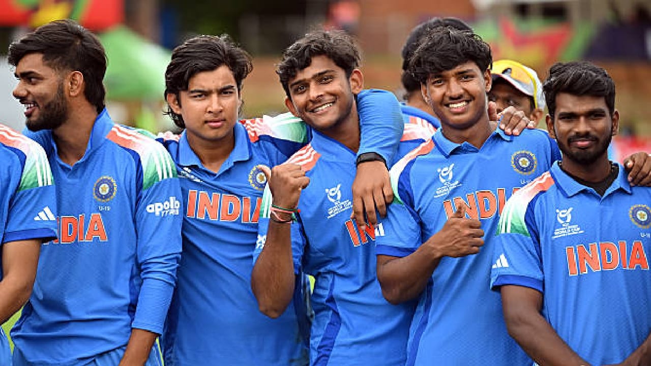 ಅಂಡರ್-19 ವಿಶ್ವಕಪ್​ನ 16ನೇ ಆವೃತ್ತಿಯಲ್ಲೂ ಭಾರತ ತಂಡ ಫೈನಲ್​​ಗೇರಿದೆ. ಹರಾರೆಯಲ್ಲಿ ನಡೆದ 2ನೇ ಸೆಮಿಫೈನಲ್ ಪಂದ್ಯದಲ್ಲಿ ಅಫ್ಘಾನಿಸ್ತಾನ್ ತಂಡವನ್ನು 7 ವಿಕೆಟ್​ಗಳಿಂದ ಮಣಿಸಿ ಟೀಮ್ ಇಂಡಿಯಾ ಪ್ರಶಸ್ತಿ ಸುತ್ತಿಗೆ ಎಂಟ್ರಿ ಕೊಟ್ಟಿದೆ. ಈ ಎಂಟ್ರಿಯೊಂದಿಗೆ ವಿಶೇಷ ವಿಶ್ವ ದಾಖಲೆಯನ್ನು ಕೂಡ ತನ್ನದಾಗಿಸಿಕೊಂಡಿದೆ.