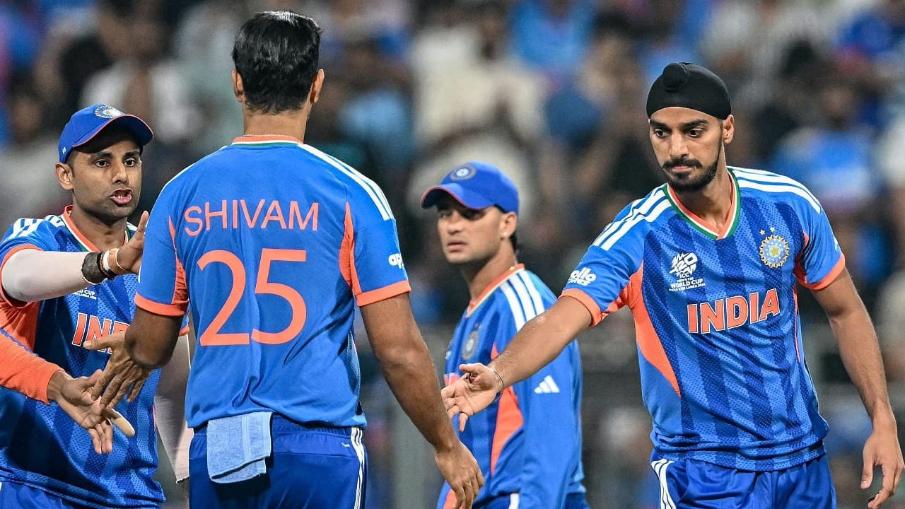 ಮುಂಬೈನ ವಾಂಖೆಡೆ ಸ್ಟೇಡಿಯಂನಲ್ಲಿ ನಡೆದ  ಯುಎಸ್​ಎ ವಿರುದ್ಧದ ಪಂದ್ಯದಲ್ಲಿ ಗೆಲ್ಲುವ ಮೂಲಕ ಭಾರತ ತಂಡವು ಈ ಸಾಧನೆ ಮಾಡಿದೆ. ಈ ಪಂದ್ಯದಲ್ಲಿ ಮೊದಲು ಬ್ಯಾಟ್ ಮಾಡಿದ ಟೀಮ್ ಇಂಡಿಯಾ 20 ಓವರ್​ಗಳಲ್ಲಿ 161 ರನ್​ಗಳಿಸಿತು. ಈ ಗುರಿಯನ್ನು ಬೆನ್ನತ್ತಿದ ಯುಎಸ್​ಎ ತಂಡವು 20 ಓವರ್​ಗಳಲ್ಲಿ 132 ರನ್​ಗಳಿಸಲಷ್ಟೇ ಶಕ್ತರಾಗಿದ್ದಾರೆ. ಈ ಮೂಲಕ ಭಾರತ ತಂಡವು 29 ರನ್​ಗಳ ಜಯ ಸಾಧಿಸಿದೆ.