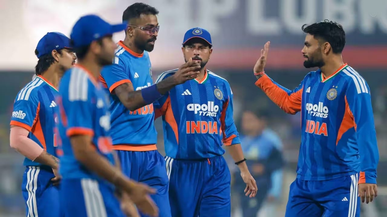 ಈ ಗೆಲುವಿನೊಂದಿಗೆ ಟೀಮ್ ಇಂಡಿಯಾ ಟಿ20 ವಿಶ್ವಕಪ್ ಇತಿಹಾಸದಲ್ಲೇ ಸತತವಾಗಿ ಅತ್ಯಧಿಕ ಪಂದ್ಯಗಳನ್ನು ಗೆದ್ದ ವಿಶ್ವ ದಾಖಲೆಯನ್ನು ತನ್ನದಾಗಿಸಿಕೊಂಡಿದೆ. ಇದಕ್ಕೂ ಮುನ್ನ ಈ ವರ್ಲ್ಡ್ ರೆಕಾರ್ಡ್ ಇದ್ದದ್ದು ಸೌತ್ ಆಫ್ರಿಕಾ ತಂಡದ ಹೆಸರಿನಲ್ಲಿ ಎಂಬುದು ವಿಶೇಷ.