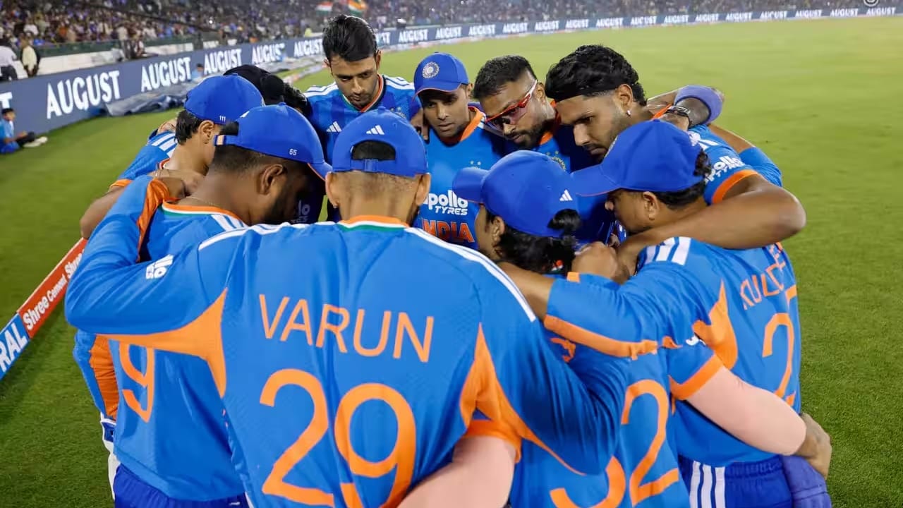 ಇನ್ನು ನಮೀಬಿಯ ವಿರುದ್ಧದ ಪಂದ್ಯಕ್ಕೆ ಕೇವಲ ಒಂದು ದಿನ ಮಾತ್ರ ಉಳಿದಿದ್ದು, ಅದಕ್ಕೂ ಮುನ್ನ ಅವರು ಗುಣಮುಖರಾಗುವ ಸಾಧ್ಯತೆ ಕೂಡ ಕ್ಷೀಣ ಎನ್ನಲಾಗಿದೆ. ಹೀಗಾಗಿ ಟೀಮ್ ಇಂಡಿಯಾ ಪರ ಮುಂದಿನ ಪಂದ್ಯದಲ್ಲಿ ಸಂಜು ಸ್ಯಾಮ್ಸನ್ ಆರಂಭಿಕನಾಗಿ ಕಣಕ್ಕಿಳಿಯುವ ಸಾಧ್ಯತೆ ಹೆಚ್ಚಿದೆ. ಅದರಂತೆ ನಮೀಬಿಯಾ ವಿರುದ್ಧ ಇಶಾನ್ ಕಿಶನ್ ಹಾಗೂ ಸಂಜು ಸ್ಯಾಮ್ಸನ್ ಇನಿಂಗ್ಸ್ ಆರಂಭಿಸುವುದನ್ನು ಎದುರು ನೋಡಬಹುದು.