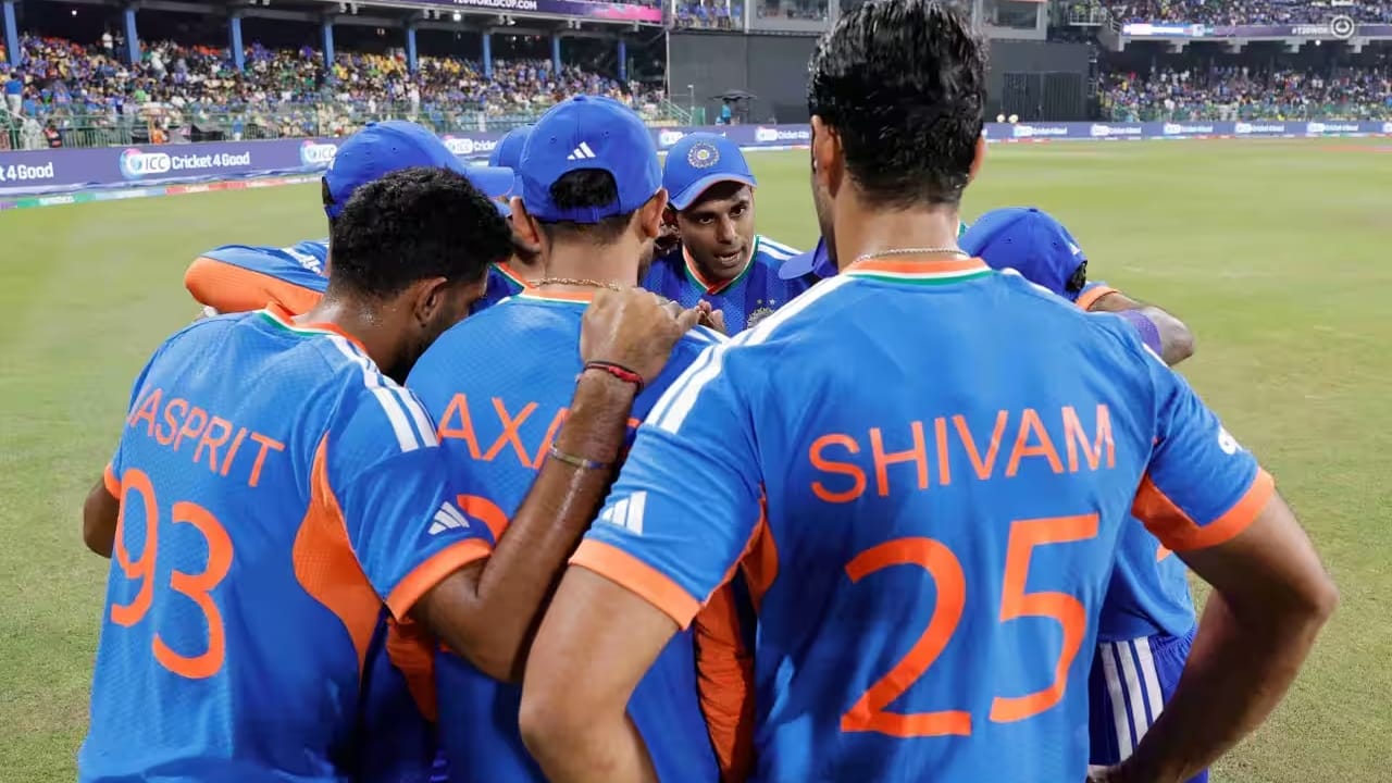 ವಿಶೇಷ ಎಂದರೆ ಭಾರತವನ್ನು ಹೊರತುಪಡಿಸಿ ಯಾವುದೇ ತಂಡ ಪಾಕಿಸ್ತಾನ್ ವಿರುದ್ಧ ಟಿ20 ವಿಶ್ವಕಪ್ನಲ್ಲಿ 5 ಕ್ಕಿಂತ ಹೆಚ್ಚಿನ ಬಾರಿ ಗೆಲುವು ದಾಖಲಿಸಿಲ್ಲ. ಇತ್ತ ಟೀಮ್ ಇಂಡಿಯಾ ಬರೋಬ್ಬರಿ 8 ಬಾರಿ ಪಾಕ್ ಪಡೆಗೆ ಮಣ್ಣು ಮುಕ್ಕಿಸಿ ಇದೀಗ ವಿಶ್ವ ದಾಖಲೆಯನ್ನೇ ನಿರ್ಮಿಸಿದೆ. ಅಂದರೆ ಭಾರತದ ವಿರುದ್ಧ ಸೋತು ಸೋತು ಪಾಕಿಸ್ತಾನ್ ತಂಡ ಟಿ20 ವಿಶ್ವಕಪ್ನಲ್ಲಿ ಒಂದೇ ತಂಡದ ವಿರುದ್ಧ ಅತ್ಯಧಿಕ ಸೋಲುಂಡ ತಂಡ ಎನಿಸಿಕೊಂಡಿದೆ.