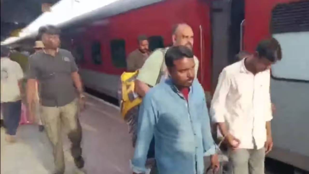 ಎಂಟು ಮಂದಿ ಶಂಕಿತ ಉಗ್ರರ ಬಂಧನ; ಗಾರ್ಮೆಂಟ್ಸ್ ಫ್ಯಾಕ್ಟರಿ ಮತ್ತಿತರೆಡೆಯಲ್ಲಿ ಕೆಲಸ ಮಾಡುತ್ತಿದ್ದವರಿವರು ಎಂಟು ಮಂದಿ ಶಂಕಿತ ಉಗ್ರರ ಬಂಧನ; ಗಾರ್ಮೆಂಟ್ಸ್ ಫ್ಯಾಕ್ಟರಿ ಮತ್ತಿತರೆಡೆಯಲ್ಲಿ ಕೆಲಸ ಮಾಡುತ್ತಿದ್ದವರಿವರು