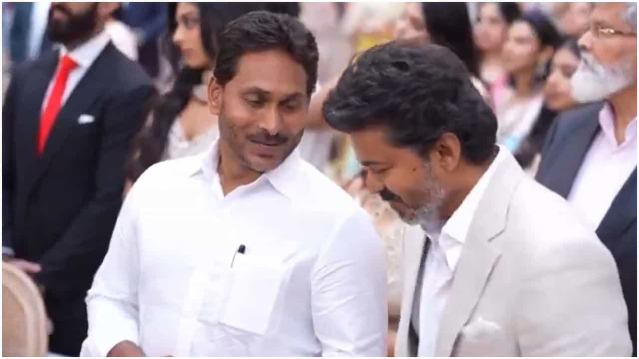 ಮದುವೆ ಫಂಕ್ಷನ್ಗೆ ಅಟೆಂಡ್ ಆಗಿದ್ದಕ್ಕೂ ಟೀಕೆ ಎದುರಿಸಿದ ದಳಪತಿ ವಿಜಯ್ ಮದುವೆ ಫಂಕ್ಷನ್ಗೆ ಅಟೆಂಡ್ ಆಗಿದ್ದಕ್ಕೂ ಟೀಕೆ ಎದುರಿಸಿದ ದಳಪತಿ ವಿಜಯ್