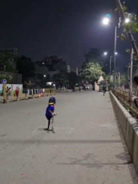 ವಾವ್ಹ್​​​​​​ ಸೂಪರ್​​ ಸಿಕ್ಸ್​​​​​​​: ಪುಟ್ಟ ಪೋರನ ಗಲಿ ಕ್ರಿಕೆಟ್