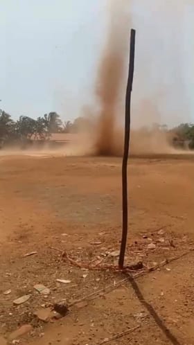 ಭಯಾನಕ ಸುಂಟರಗಾಳಿಗೆ ಬೆಚ್ಚಿಬಿದ್ದ ಜನ