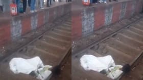 ಬಿಳಿ ಚೀಲ ಹೊದ್ದು ರೈಲ್ವೆ ಹಳಿ ಮೇಲೆ ಮಲಗಿ ಗೊರಕೆ ಹೊಡೆದ ವ್ಯಕ್ತಿ