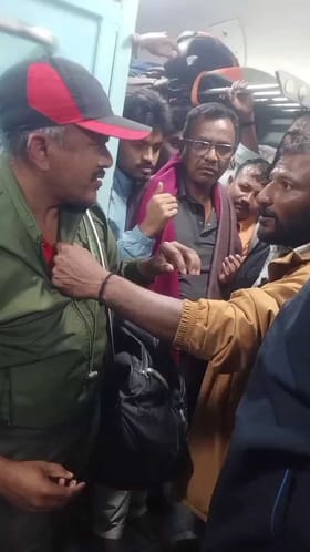 ರೈಲಿನಲ್ಲಿ ಮೊಬೈಲ್ ಕದಿಯುತ್ತಿದ್ದವನಿಗೆ ಧರ್ಮದೇಟು!