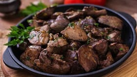 ಚಿಕನ್ ಲಿವರ್ ಪೀಸ್ ಕೊಡದಿದ್ದಕ್ಕೆ ದೂರು ನೀಡಿದ ಹಾಸ್ಟೆಲ್ ವಿದ್ಯಾರ್ಥಿಗಳು