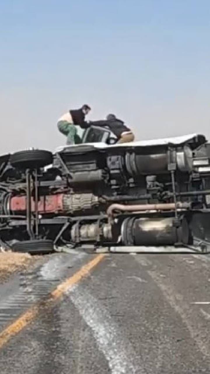 ಟೆಕ್ಸಾಸ್​ನಲ್ಲಿ ಬಲವಾದ ಗಾಳಿಗೆ ಸಿಲುಕಿ ಪಲ್ಟಿಯಾದ ಟ್ರಕ್