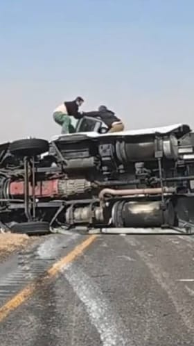 ಟೆಕ್ಸಾಸ್​ನಲ್ಲಿ ಬಲವಾದ ಗಾಳಿಗೆ ಸಿಲುಕಿ ಪಲ್ಟಿಯಾದ ಟ್ರಕ್