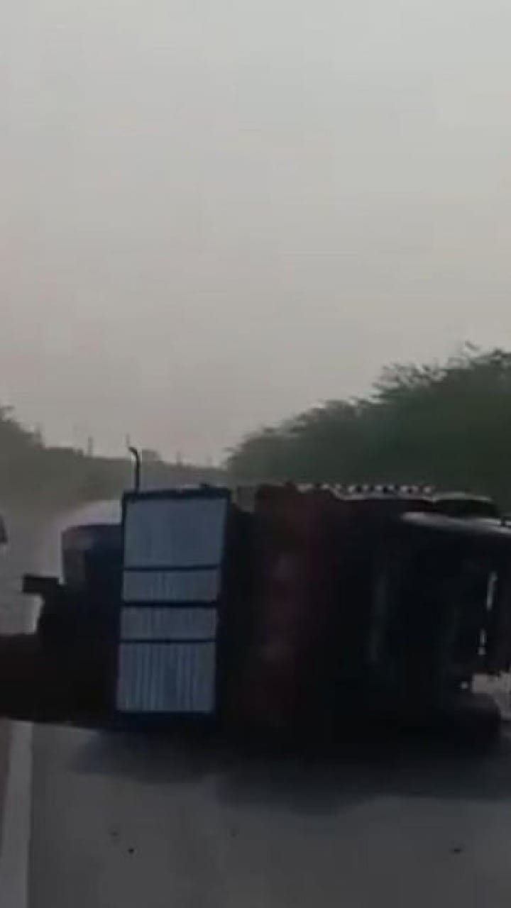 ಕುಡಿದ ಮತ್ತಿನಲ್ಲಿ ಮತ್ತೊಂದು ಟ್ರ್ಯಾಕ್ಟರ್​​ಗೆ ಡಿಕ್ಕಿ ಹೊಡೆದ ಚಾಲಕ; ವಿಡಿಯೋ ವೈರಲ್