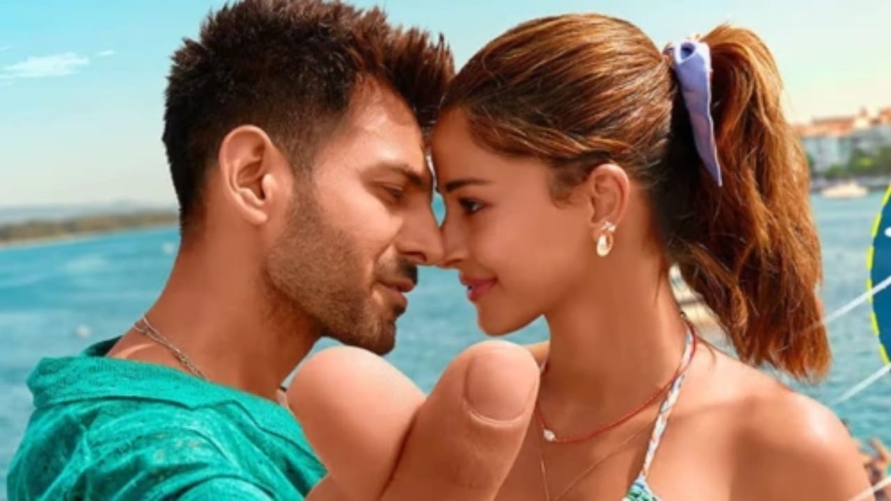 ಕಾರ್ತಿಕ್ ಆರ್ಯನ್ ಮತ್ತು ಅನನ್ಯಾ ಪಾಂಡೆ ಒಟ್ಟಿಗೆ ನಟಿಸಿರುವ ರೊಮ್ಯಾಂಟಿಕ್ ಕಾಮಿಡಿ ಸಿನಿಮಾ ‘ತು ಮೇರಿ ಮೇ ತೇರಾ, ಮೇ ತೇರಾ, ತೂ ಮೇರಿ’ ಸಿನಿಮಾ ಒಟಿಟಿಗೆ ಬಂದಿದೆ. ಚಿತ್ರಮಂದಿರಗಳಲ್ಲಿ ಅಟ್ಟರ್ ಫ್ಲಾಪ್ ಆದ ಈ ಸಿನಿಮಾ ಇದೀಗ ಅಮೆಜಾನ್ ಪ್ರೈಂ ವಿಡಿಯೋನಲ್ಲಿ ವೀಕ್ಷಣೆಗೆ ಲಭ್ಯವಿದೆ.