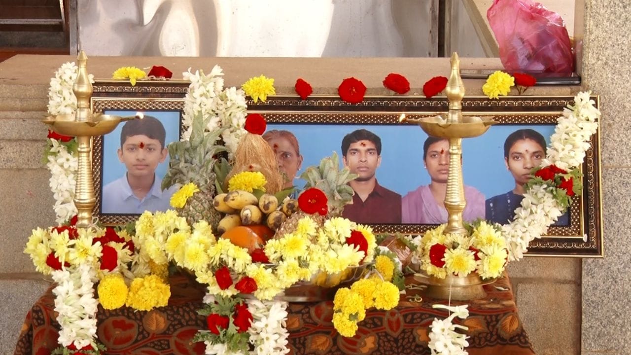 ಬಿಹಾರದಲ್ಲಿ ಕರ್ನಾಟಕದ ಒಂದೇ ಕುಟುಂಬದ ನಾಲ್ವರ ಆತ್ಮಹತ್ಯೆ ಕೇಸ್ಗೆ ಟ್ವಿಸ್ಟ್: ಮೃತರ ಸಂಬಂಧಿ ಹೇಳಿದ್ದೇನು? ಬಿಹಾರದಲ್ಲಿ ಕರ್ನಾಟಕದ ಒಂದೇ ಕುಟುಂಬದ ನಾಲ್ವರ ಆತ್ಮಹತ್ಯೆ ಕೇಸ್ಗೆ ಟ್ವಿಸ್ಟ್: ಮೃತರ ಸಂಬಂಧಿ ಹೇಳಿದ್ದೇನು?