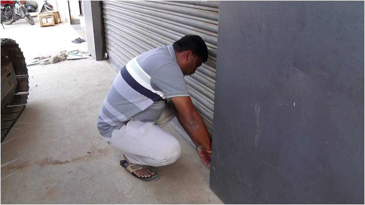 ಯಂತ್ರದಲ್ಲಿ ಸಮಸ್ಯೆ ಉಂಟಾದ ಬಳಿಕ ಹಲವು ಬಾರಿ ಶೋರೂಂ ಹಾಗೂ ಕಂಪನಿಯನ್ನು ಸಂಪರ್ಕಿಸಿದರೂ ಸಮರ್ಪಕ ಸ್ಪಂದನೆ ಸಿಗಲಿಲ್ಲ. ಕಳೆದ ಎರಡು ತಿಂಗಳಿನಿಂದ ನಿರಂತರವಾಗಿ ಅಲೆದಾಡಿದರೂ ಹಿಟಾಚಿ ಸರಿಪಡಿಸಲಾಗಿಲ್ಲ ಎಂದು ಗಿರೀಶ್ ಆಕ್ರೋಶ ವ್ಯಕ್ತಪಡಿಸಿದ್ದಾರೆ.