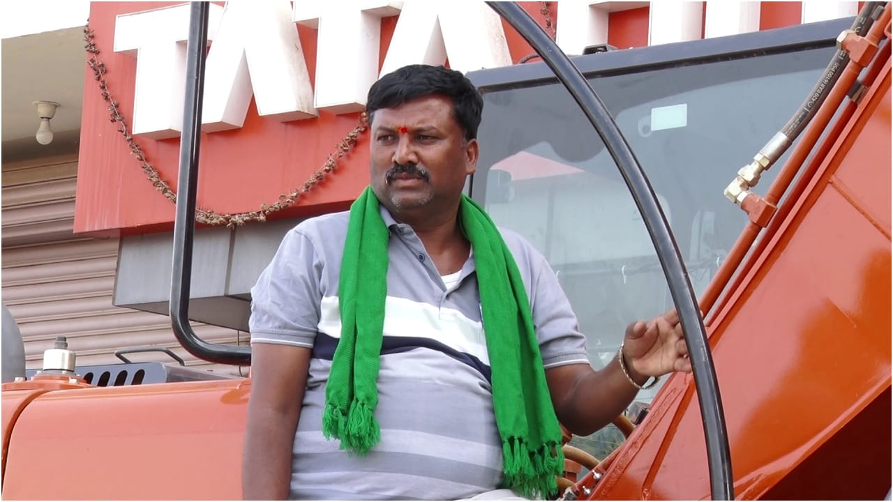 ಗುಬ್ಬಿ ಮೂಲದ ಗಿರೀಶ್ ಎಂಬವರು ಐದು ತಿಂಗಳ ಹಿಂದೆ ಸುಮಾರು 52 ಲಕ್ಷ ರೂಪಾಯಿ ನೀಡಿ ಹೊಸ ಹಿಟಾಚಿ ಖರೀದಿಸಿದ್ದರು. 7 ಲಕ್ಷ ರೂಪಾಯಿ ಡೌನ್ ಪೇಮೆಂಟ್ ನೀಡಿ, ಪ್ರತಿ ತಿಂಗಳು 1.15 ಲಕ್ಷ ರೂ. ಇಎಂಐ ಕಟ್ಟುತ್ತಿದ್ದರು. ಆದರೆ ಯಂತ್ರ ಖರೀದಿಸಿದ ಮೂರೇ ತಿಂಗಳಲ್ಲಿ ದೋಷ ಕಾಣಿಸಿಕೊಂಡು ಕೆಲಸ ಮಾಡದೇ ನಿಂತಿದೆ ಎಂದು ಅವರು ಆರೋಪಿಸಿದ್ದಾರೆ.