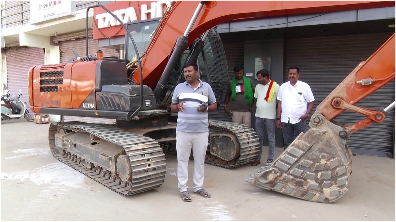 ಸಮಸ್ಯೆ ಪರಿಹಾರಕ್ಕೆ ಮನವಿ ಮಾಡಲು ಗಿರೀಶ್ ಬೆಳಿಗ್ಗೆ ಶೋರೂಂಗೆ ಭೇಟಿ ನೀಡಿದರು. ಆದರೆ ತಕ್ಷಣ ಕ್ರಮ ಕೈಗೊಳ್ಳದ ಹಿನ್ನೆಲೆಯಲ್ಲಿ ಸಿಬ್ಬಂದಿಯನ್ನು ಹೊರಗೆ ಕಳುಹಿಸಿ ಶೋರೂಂಗೆ ಬೀಗ ಹಾಕಿ ಪ್ರತಿಭಟನೆ ನಡೆಸಿದರು. ಅಲ್ಲದೆ, ಶೋರೂಂ ಬಾಗಿಲಿಗೆ ಹಿಟಾಚಿ ಯಂತ್ರವನ್ನು ಅಡ್ಡಲಾಗಿ ನಿಲ್ಲಿಸಿ ಗಮನ ಸೆಳೆದರು.