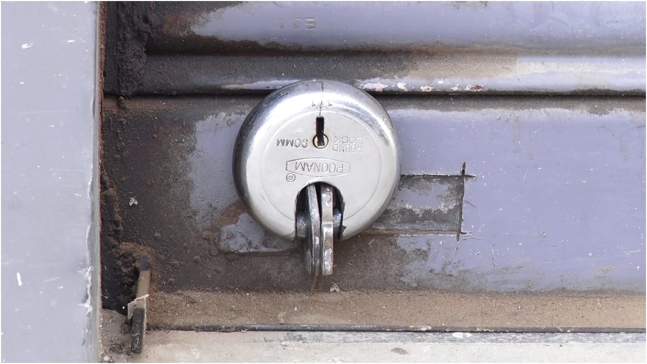 ಈ ಘಟನೆ ಸ್ಥಳೀಯರಲ್ಲಿ ಕುತೂಹಲ ಮೂಡಿಸಿದೆ. ಗ್ರಾಹಕ ಶೋರೂಂಗೆ ಬೀಗ ಹಾಕಿರುವುದನ್ನು ನೋಡಲು ಜನ ಆಗಮಿಸುತ್ತಿದ್ದಾರೆ. ಈ ಬಗ್ಗೆ ಶೋರೂಂ ಹಾಗೂ ಹಿಟಾಚಿ ಕಂಪನಿ ಇನ್ನಷ್ಟೇ ಅಧಿಕೃತ ಪ್ರತಿಕ್ರಿಯೆ ನೀಡಬೇಕಿದೆ.