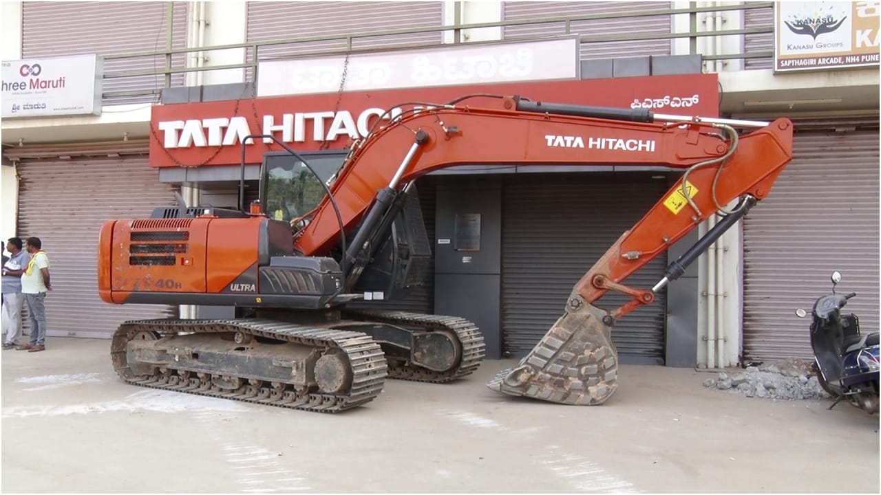 ‘ಹಿಟಾಚಿ ಸರಿಪಡಿಸಿ ಕೊಡಬೇಕು, ಇಲ್ಲವಾದರೆ ನಾವು ಕಟ್ಟಿದ ಹಣವನ್ನು ವಾಪಸ್ ನೀಡಬೇಕು. ಯಂತ್ರ ಖರೀದಿ ಮಾಡಲು ಲಕ್ಷಾಂತರ ರೂಪಾಯಿ ಸಾಲ ಮಾಡಿದ್ದೇನೆ. ಕಂಪನಿ ಹೇಳುವುದೊಂದು, ಖರೀದಿಸಿದ ನಂತರ ಮಾಡುವುದೊಂದು’ ಎಂದು ಗಿರೀಶ್ ಆರೋಪಿಸಿದ್ದಾರೆ.