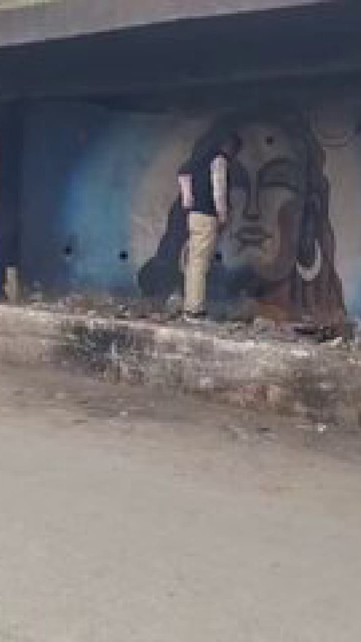 ರಸ್ತೆಬದಿಯ ಶಿವನ ಪೇಂಟಿಂಗ್​ ಮೇಲೆ ಮೂತ್ರ ವಿಸರ್ಜನೆ; ವಿಡಿಯೋಗೆ ಭಾರೀ ಆಕ್ರೋಶ