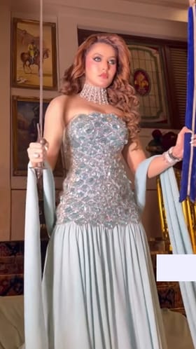 ಕತ್ತಿ ಹಿಡಿದು ನಿಂತ ನಟಿ ಊರ್ವಶಿ ರೌಟೆಲಾ: ವಿಡಿಯೋ ನೋಡಿ