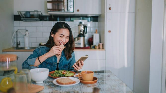 ಊಟ ಮಾಡುವಾಗ ಮೊಬೈಲ್‌ ನೋಡುವುದರಿಂದ ಏನಾಗುತ್ತದೆ?