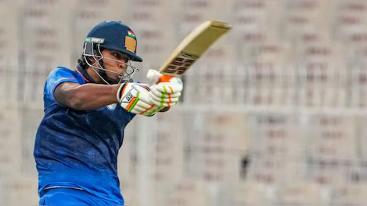 ಈ ಪಂದ್ಯದಲ್ಲಿ ಮೊದಲು ಬ್ಯಾಟಿಂಗ್‌ ಮಾಡಿದ ಭಾರತೀಯ ನೌಕಾಪಡೆ ತಂಡ 4 ವಿಕೆಟ್‌ಗಳ ನಷ್ಟಕ್ಕೆ 219 ರನ್ ಗಳಿಸಿತು. ಇದಕ್ಕೆ ಪ್ರತಿಕ್ರಿಯೆಯಾಗಿ ಗುರಿ ಬೆನ್ನಟ್ಟಿದ ಡಿವೈ ಪಾಟೀಲ್ ಬ್ಲೂ ತಂಡದ ಪರ ಓಪನಿಂಗ್ ಮಾಡಿದ ವೈಭವ್, ಏಕಾಂಗಿಯಾಗಿ ತಂಡಕ್ಕೆ ಸ್ಫೋಟಕ ಆರಂಭ ಒದಗಿಸಿಕೊಟ್ಟರು.