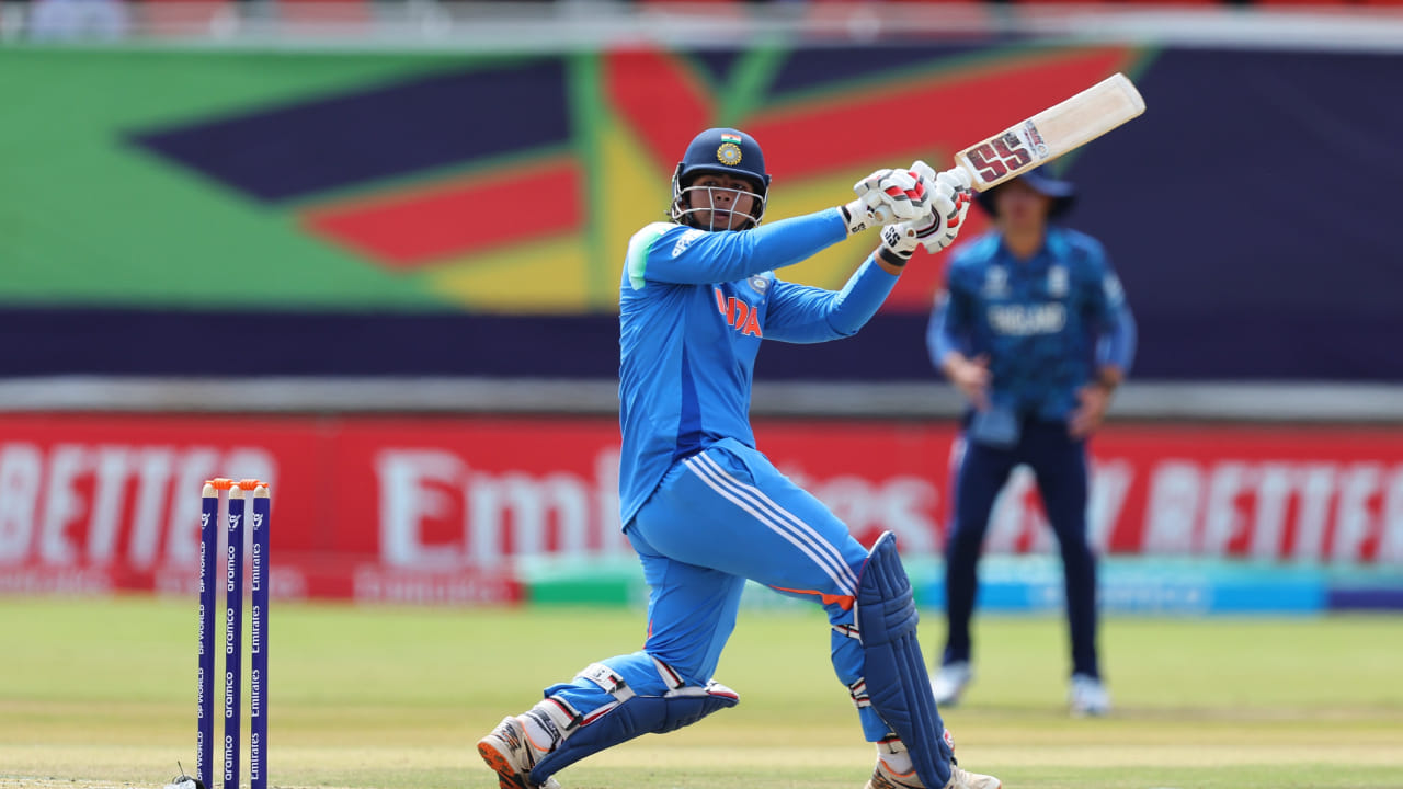 ಫೈನಲ್ ಪಂದ್ಯದಲ್ಲಿ ಶತಕ ಬಾರಿಸುವ ಮೂಲಕ ವೈಭವ್ ಸೂರ್ಯವಂಶಿ ಅಂಡರ್ -19 ವಿಶ್ವಕಪ್ ಫೈನಲ್‌ನಲ್ಲಿ ಶತಕ ಬಾರಿಸಿದ ಅತ್ಯಂತ ಕಿರಿಯ ಆಟಗಾರ ಎಂಬ ಹೆಗ್ಗಳಿಕೆಗೆ ಪಾತ್ರರಾಗಿದ್ದಾರೆ. ಹಾಗೆಯೇ ಅಂಡರ್-19 ವಿಶ್ವಕಪ್‌ನ ಫೈನಲ್‌ನಲ್ಲಿ ಅತ್ಯಂತ ವೇಗದ ಶತಕ ಸಿಡಿಸಿದ ವಿಶ್ವ ದಾಖಲೆಯೂ ವೈಭವ್ ಪಾಲಾಗಿದೆ. ಇದರ ಜೊತೆಗೆ ಇಂಗ್ಲೆಂಡ್ ವಿರುದ್ಧ 19 ವರ್ಷದೊಳಗಿನವರ ಏಕದಿನ ಪಂದ್ಯಗಳಲ್ಲಿ ಇಂಗ್ಲೆಂಡ್ ವಿರುದ್ಧ ಅತಿ ಹೆಚ್ಚು ಶತಕ ಬಾರಿಸಿದ ಆಟಗಾರ ವೈಭವ್. ಇಂಗ್ಲೆಂಡ್ ವಿರುದ್ಧ ಸರಾಗವಾಗಿ ರನ್ ಕಲೆಹಾಕಿರುವ ವೈಭವ್ ಇದೇ ಇಂಗ್ಲೆಂಡ್ ವಿರುದ್ಧ ತಮ್ಮ ವೇಗದ ಶತಕವನ್ನೂ ಸಿಡಿಸಿದ್ದಾರೆ.