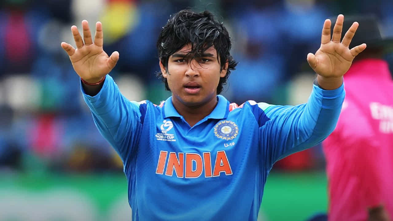 2026ರ ಅಂಡರ್-19 ವಿಶ್ವಕಪ್ನಲ್ಲಿ ಟೀಮ್ ಇಂಡಿಯಾ ಚಾಂಪಿಯನ್ ಪಟ್ಟ ಅಲಂಕರಿಸಿದೆ. ಭಾರತ ತಂಡವು ಚಾಂಪಿಯನ್ ಪಟ್ಟ ಅಲಂಕರಿಸುವಲ್ಲಿ ಪ್ರಮುಖ ಪಾತ್ರವಹಿಸಿದ್ದು ಯುವ ಎಡಗೈ ದಾಂಡಿಗ ವೈಭವ್ ಸೂರ್ಯವಂಶಿ (Vaibhav Suryavanshi). ಇಂಗ್ಲೆಂಡ್ ವಿರುದ್ಧದ ಫೈನಲ್ ಪಂದ್ಯದಲ್ಲಿ ಆರಂಭಿಕನಾಗಿ ಕಣಕ್ಕಿಳಿದ ವೈಭವ್ ಸಿಡಿಲಬ್ಬರದ ಬ್ಯಾಟಿಂಗ್ ಪ್ರದರ್ಶಿಸಿದ್ದರು.