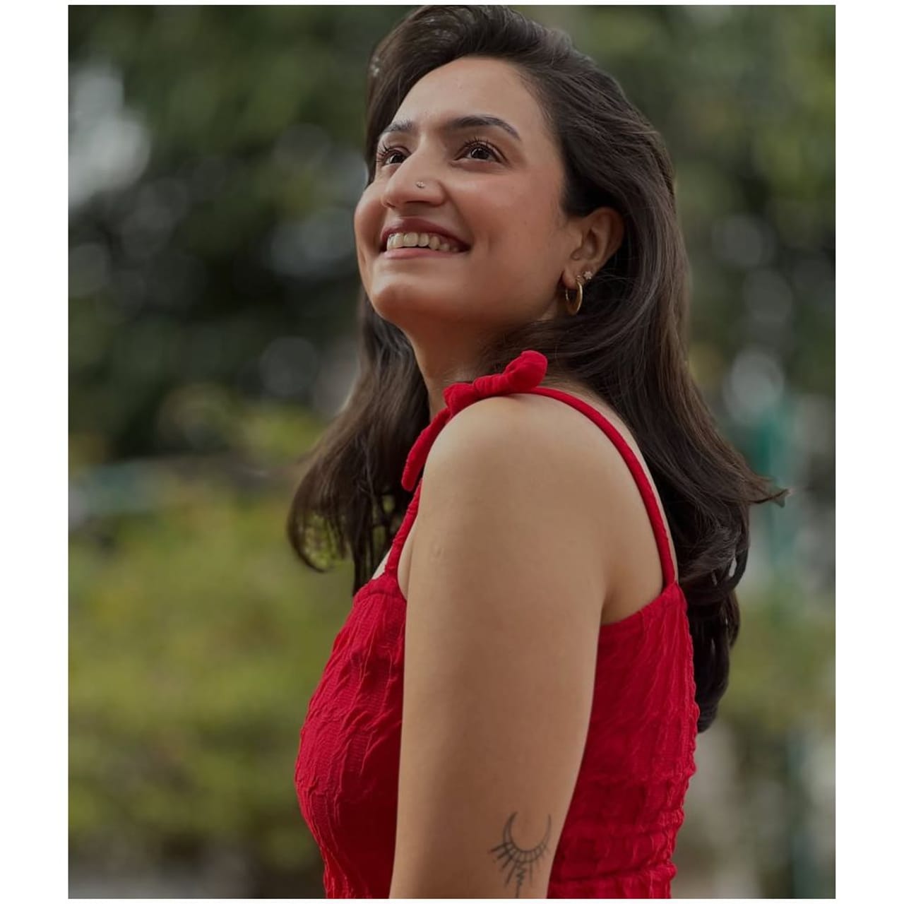 ವೈಷ್ಣವಿ ಗೌಡ ಅವರು ಆಗಾಗ ಹೊಸ ಫೋಟೋಶೂಟ್ ಮಾಡಿಸುತ್ತಾ ಇರುತ್ತಾರೆ. ಈಗ ಅವರು ಕೆಂಪು ಬಣ್ಣದ ಡ್ರೆಸ್ ಅಲ್ಲಿ ಮಿಂಚಿದ್ದಾರೆ. ಈ ಫೋಟೋ ಗಮನ ಸೆಳೆಯುವ ರೀತಿಯಲ್ಲಿ ಇದೆ. ವೈಷ್ಣವಿ ಫೋಟೋಗೆ ಭರ್ಜರಿ ಲೈಕ್ಸ್ ಸಿಕ್ಕಿದೆ.