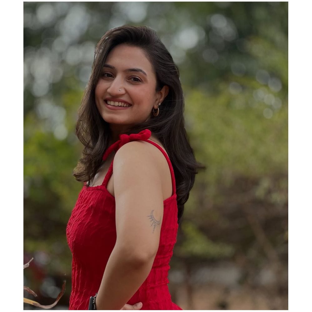 ವೈಷ್ಣವಿ ಗೌಡ ಫೋಟೋಗೆ ಫ್ಯಾನ್ಸ್ ನಾನಾ ರೀತಿಯಲ್ಲಿ ಕಮೆಂಟ್ ಹಾಕಿದ್ದಾರೆ. ಅವರನ್ನು ಅನೇಕರು ಗುಲಾಬಿ ಹೂವಿಗೆ ಹೋಲಿಕೆ ಮಾಡಿದ್ದಾರೆ. ಅವರಿಗೆ ಈ ಡ್ರೆಸ್ ಸರಿಯಾಗಿ ಹೊಂದಿಕೆ ಆಗುತ್ತದೆ ಎಂಬ ಅಭಿಪ್ರಾಯ ಅನೇಕರದ್ದು.