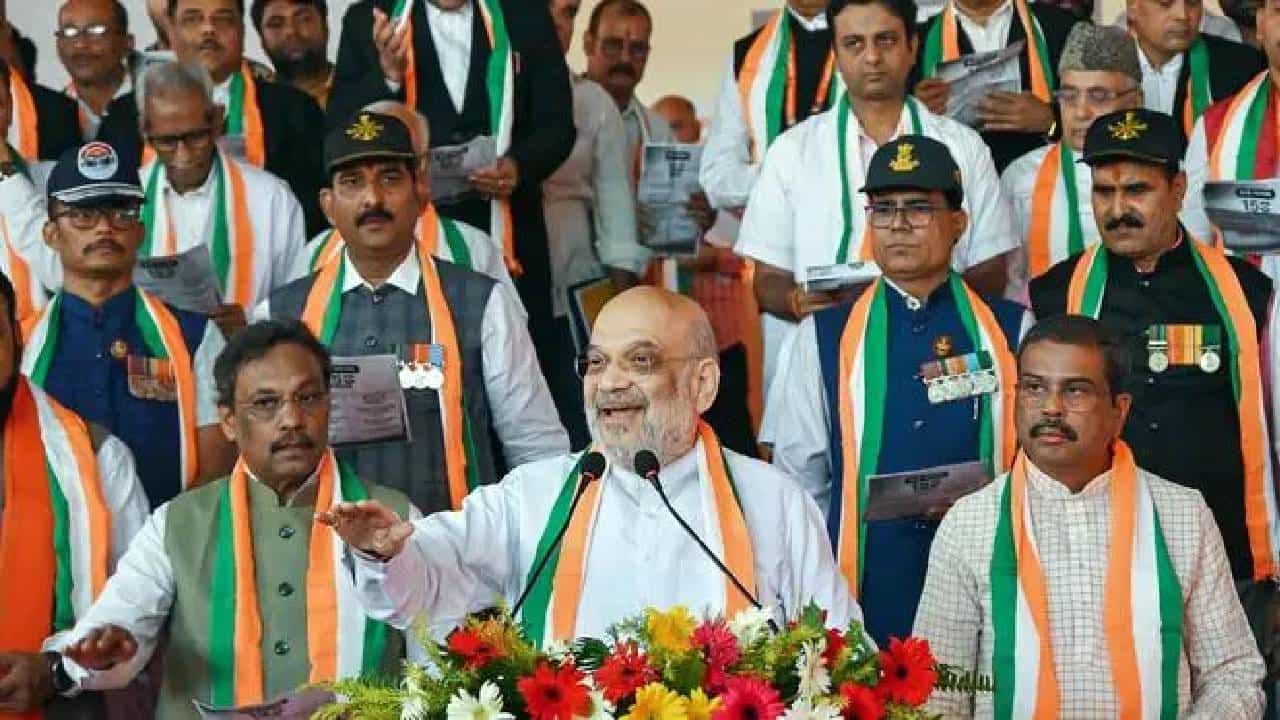 Vande Mataram New Guidelines: ರಾಷ್ಟ್ರಗೀತೆಗೂ ಮುನ್ನ ವಂದೇ ಮಾತರಂನ 6 ಚರಣಗಳನ್ನು ಹಾಡುವುದು ಕಡ್ಡಾಯ Vande Mataram New Guidelines: ರಾಷ್ಟ್ರಗೀತೆಗೂ ಮುನ್ನ ವಂದೇ ಮಾತರಂನ 6 ಚರಣಗಳನ್ನು ಹಾಡುವುದು ಕಡ್ಡಾಯ