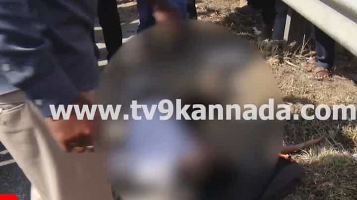 Video: ಅಪಘಾತದಿಂದ ಯುವಕ-ಯುವತಿ ರಸ್ತೆ ಮಧ್ಯೆ ರಕ್ತದ ಮಡುವಿನಲ್ಲಿ ಒದ್ದಾಡುತ್ತಿದ್ದರೂ ಬಾರದ ಆಂಬುಲೆನ್ಸ್ Video: ಅಪಘಾತದಿಂದ ಯುವಕ-ಯುವತಿ ರಸ್ತೆ ಮಧ್ಯೆ ರಕ್ತದ ಮಡುವಿನಲ್ಲಿ ಒದ್ದಾಡುತ್ತಿದ್ದರೂ ಬಾರದ ಆಂಬುಲೆನ್ಸ್