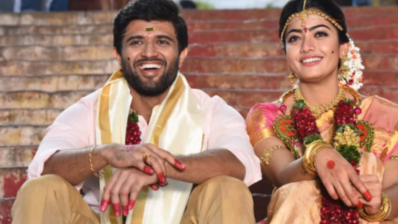 ತೆಲುಗು ಸಂಪ್ರದಾಯದಂತೆ ಮದುವೆಯಾದ ರಶ್ಮಿಕಾ-ವಿಜಯ್ ದೇವರಕೊಂಡ ತೆಲುಗು ಸಂಪ್ರದಾಯದಂತೆ ಮದುವೆಯಾದ ರಶ್ಮಿಕಾ-ವಿಜಯ್ ದೇವರಕೊಂಡ