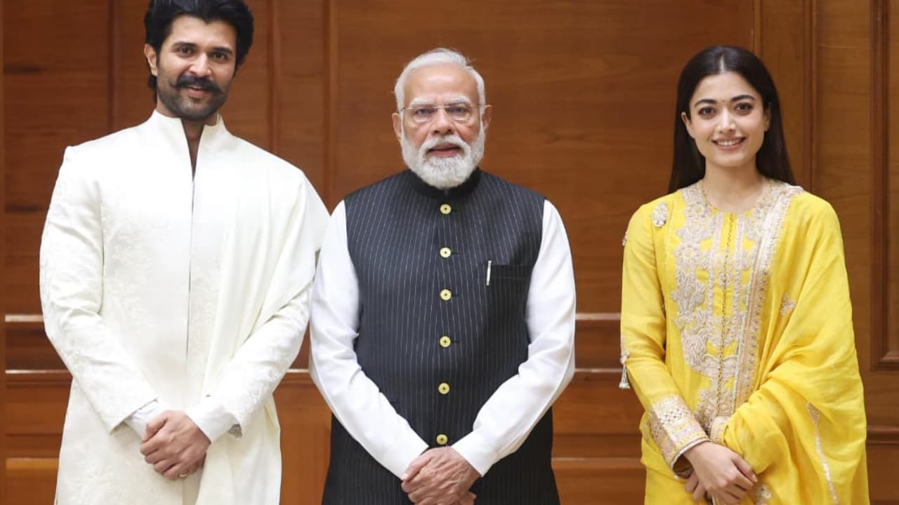 ರಶ್ಮಿಕಾ-ವಿಜಯ್ ಅವರ ಮದುವೆ ಮುಗಿದಿದೆ ಆದರೆ ಆರತಕ್ಷತೆ ಕಾರ್ಯಕ್ರಮ ಮಾರ್ಚ್ 04ರಂದು ನಡೆಯಲಿದ್ದು, ಈ ಕಾರ್ಯಕ್ರಮಕ್ಕೆ ರಾಜಕೀಯ ಗಣ್ಯರನ್ನು ಖುದ್ದಾಗಿ ಆಹ್ವಾನಿಸುತ್ತಿದ್ದಾರೆ ರಶ್ಮಿಕಾ ಮತ್ತು ವಿಜಯ್ ದೇವರಕೊಂಡ.