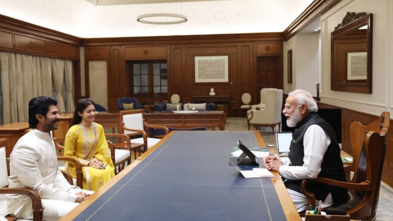 ಅಸಲಿಗೆ ಮೋದಿ ಅವರು ವಿಜಯ್ ಹಾಗೂ ರಶ್ಮಿಕಾ ಮಂದಣ್ಣ ಮದುವೆಗೆ ಮುಂಚೆಯೇ ಪತ್ರ ಮುಖೇನ ಶುಭಾಶಯ ತಿಳಿಸಿದ್ದರು. ವಿಜಯ್ ಅವರ ತಂದೆ ಬರೆದಿದ್ದ ಆಹ್ವಾನ ಪತ್ರಕ್ಕೆ ಪ್ರತಿಕ್ರಿಯೆಯಾಗಿ ಮೋದಿ ಅವರು ಪತ್ರ ಬರೆದು ವಧು-ವರರಿಗೆ ಶುಭ ಕೋರಿದ್ದರು.