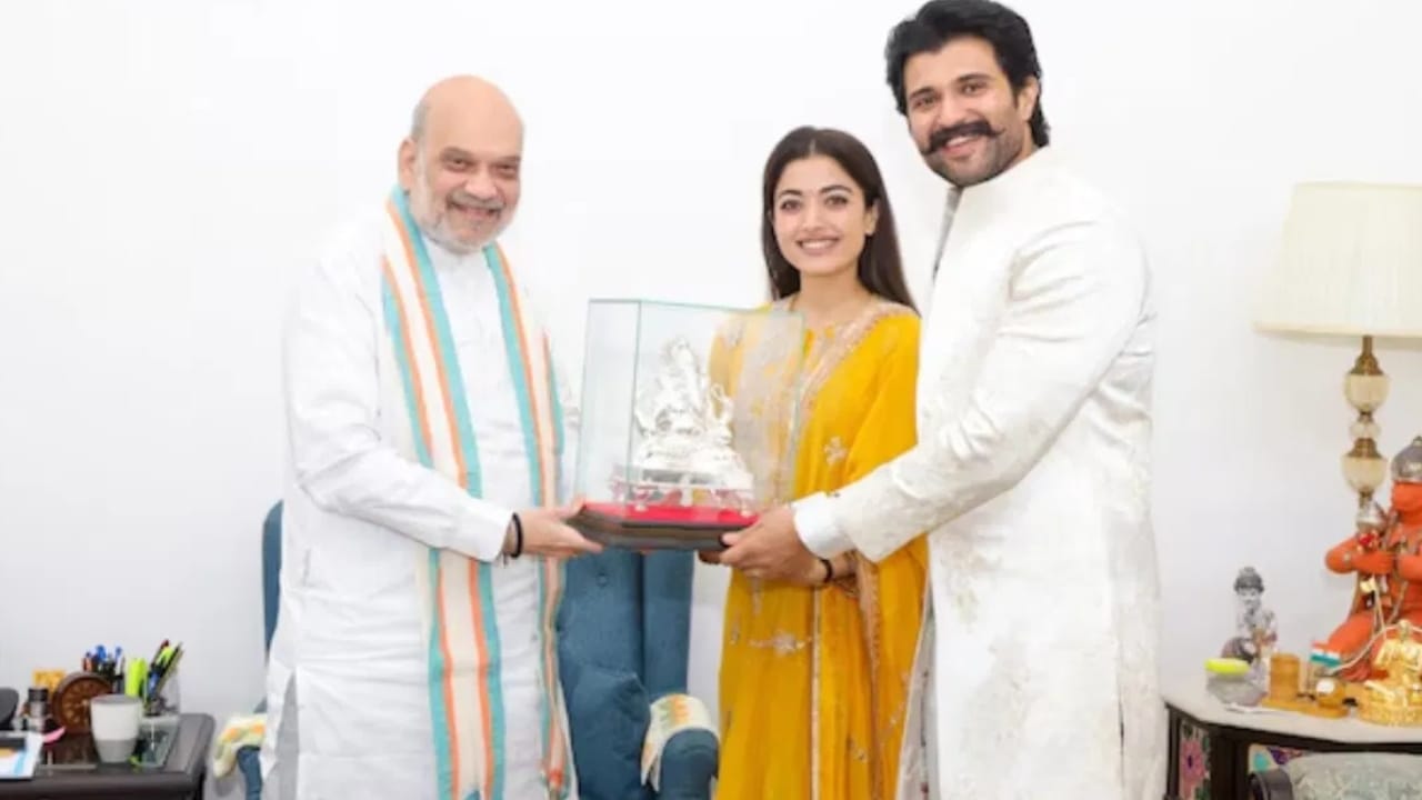 ಇದೇ ದಿನ ರಶ್ಮಿಕಾ ಮಂದಣ್ಣ ಮತ್ತು ವಿಜಯ್ ದೇವಕರೊಂಡ ಅವರುಗಳು ಕೇಂದ್ರ ಗೃಹ ಮಂತ್ರಿ ಅಮಿತ್ ಶಾ ಅವರನ್ನೂ ಸಹ ಭೇಟಿ ಆಗಿದ್ದು, ಅವರನ್ನೂ ಸಹ ಮಾರ್ಚ್ 04 ರಂದು ನಡೆಯಲಿರುವ ಆರತಕ್ಷತೆಗೆ ಆಹ್ವಾನಿಸಿದ್ದಾರೆ.