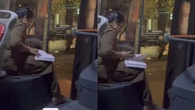 ಕರ್ತವ್ಯದ ನಡುವೆ ಅಧ್ಯಯನದಲ್ಲಿ ನಿರತಳಾದ ಮಹಿಳಾ ಬಸ್ ಕಂಡಕ್ಟರ್